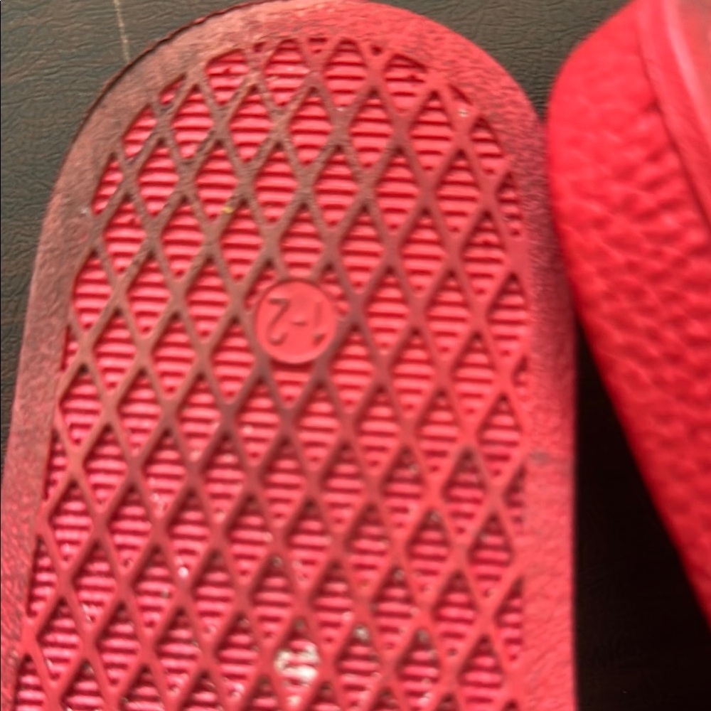Disney Red Minnie Mouse Ruffle Slides - Picture 2 of 2